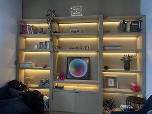 Librero iluminado con luz cálida dimeable, se diseñó un letrero para dar identidad.